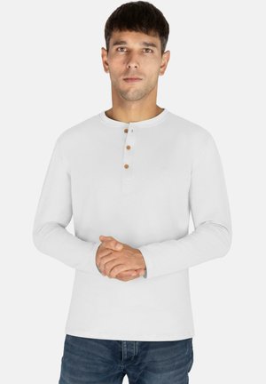 Weißes Langarm-Henley-Shirt mit Rundhalsausschnitt, Knopfleiste aus Holzknöpfen und dezenten Steppnähten.