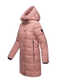 Pūderāti rozā mēteli ar augstu apkakli un kapuci, ar melniem akcentiem, ar rāvējslēdzēja sānu kabatām un kvilts dizainu siltumam.