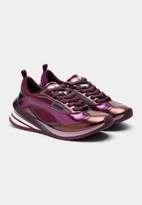 Chaussures de sport en violet foncé et nuances métalliques, dotées d'une tige en mesh respirant, d'accents texturés et d'une semelle coussinée à design superposé.