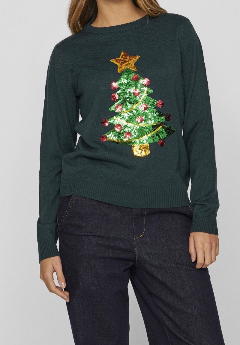 Mörkgrön tröja med ett paljettdesign av en julgran med en stjärna, färgglada julgransprydnader och en texturerad yta. Ribbad mudd och nederkant.