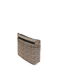 Pouch taška s leopardím potiskem a texturovaným povrchem, s horním zipovým uzávěrem, černými zipovými akcenty a plochým obdélníkovým tvarem.