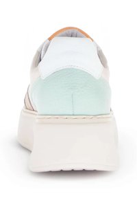 Sneaker mit einer klobigen off-white Sohle, hellblauen Lederakzenten und einem weißen strukturierten Rückenteil. Verfügt über dezente Nähte und ein orangefarbenes Etikett.