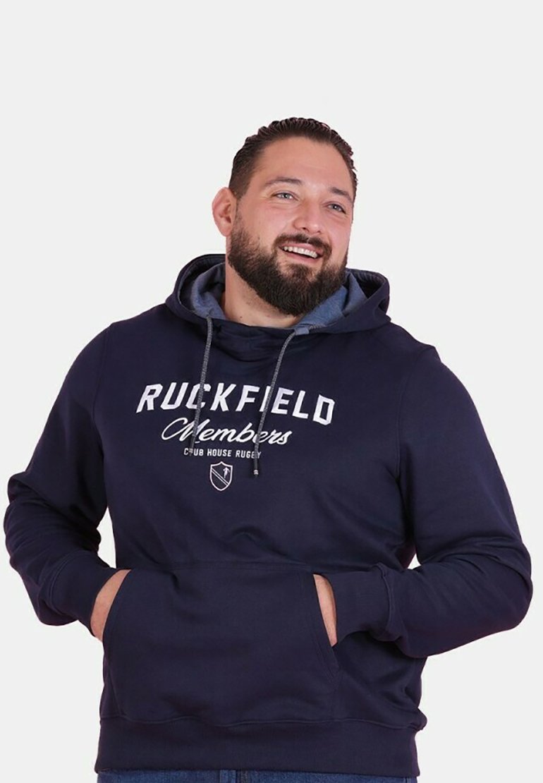 Sweat à capuche bleu marine avec un cordon de serrage, poche avant et lettres blanches "Membres RUCKFIELD". Doublure intérieure bleue visible à la capuche.