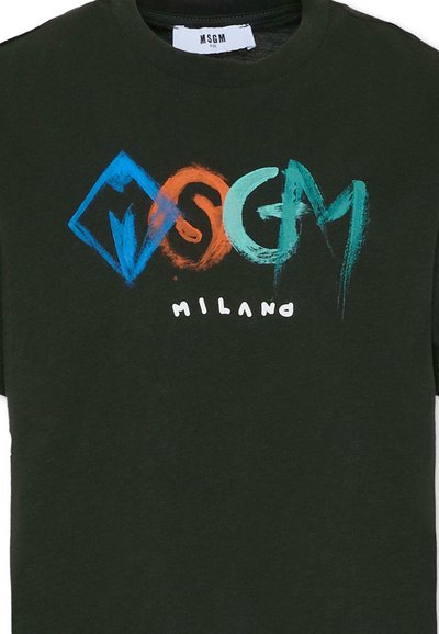 Zwarte katoenen t-shirt met een kleurrijk logo in blauwe, oranje en teal accenten, samen met de tekst "MILANO" in het wit.
