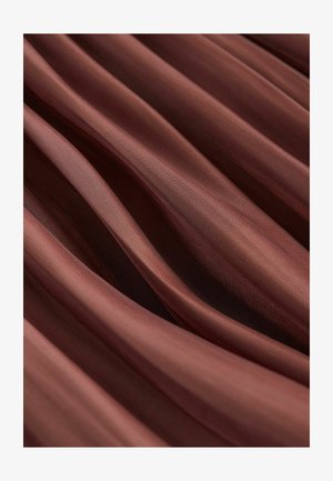 Prozračen rjav material z rebrasto teksturo, ki prikazuje mehke gube in rahlo sijaj. Barva je topla, kar ustvarja eleganten videz.