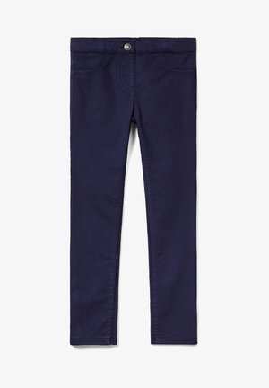 Marineblauwe slim-fit broek met voorzakken, knoopsluiting en riemlussen, plat tegen een witte achtergrond weergegeven.