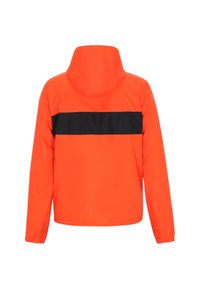 Oranssi takki, jossa on musta vaaka-ruutu, hupullinen, pitkät hihat ja sileä rakenne. Vesitiivistä materiaalia ja rento muotoilu.