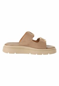 Sandalia beige tipo zapato sin cierre con parte superior de ante suave, tira ancha con recorte y suela plataforma gruesa con acabado texturizado. Detalles en tono dorado.