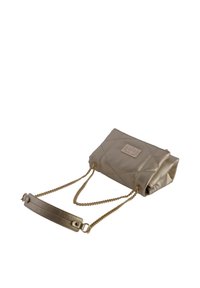 Bolso de mano de imitación cuero dorado con diseño acolchado, que cuenta con una correa de cadena removible y una placa rectangular con el logo en la parte frontal.