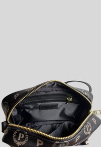 Borsa in pelle nera con zip dorata, motivo monogramma e un ampio interno con tasca con zip e etichetta di branding.