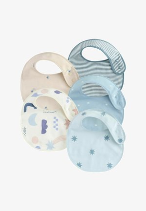 Cinq bavoirs pour bébés en tissu doux : beige, bleu clair et blanc avec divers motifs, y compris des étoiles, des nuages et des formes géométriques. Forme arrondie et fermetures à pression.