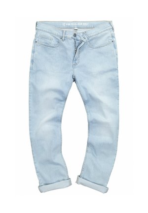 Jasnoniebieskie dżinsy męskie z podwiniętymi mankietami, zapięciem na guzik i zamek błyskawiczny oraz kieszeniami z przodu i z tyłu, rozłożone na płasko.