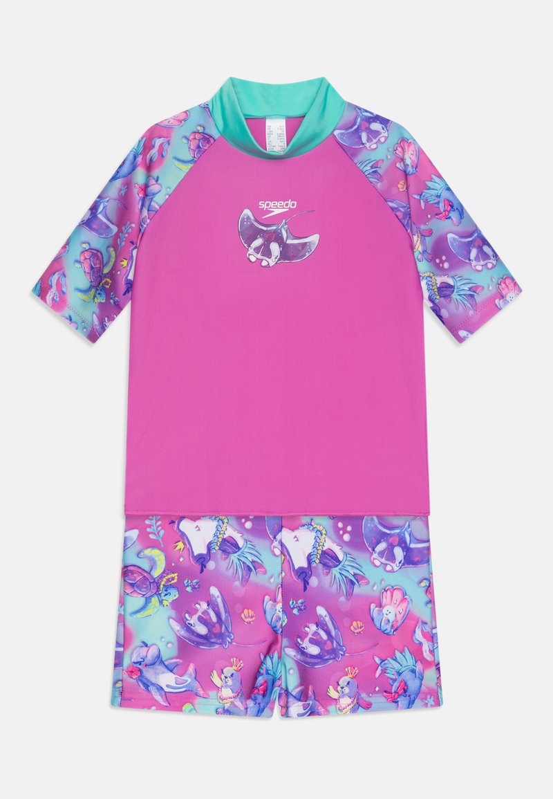 Ensemble de bain à manches courtes comprenant un haut rose avec un col turquoise et un short multicolore orné de motifs et de motifs marins.