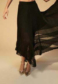 Next Faltenrock - black