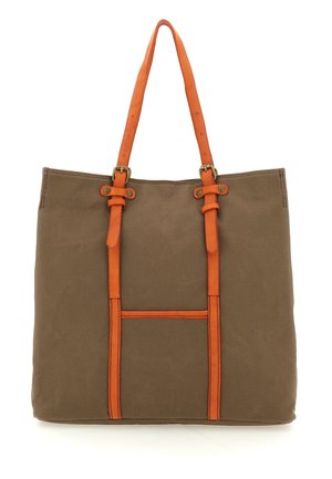 Borsa a tracolla in tela marrone con due lunghe cinghie in pelle arancione e dettagli in pelle arancione sulla parte anteriore e sulle maniglie.