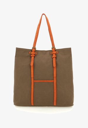 Borsa a tracolla in tela marrone con due lunghe cinghie in pelle arancione e dettagli in pelle arancione sulla parte anteriore e sulle maniglie.