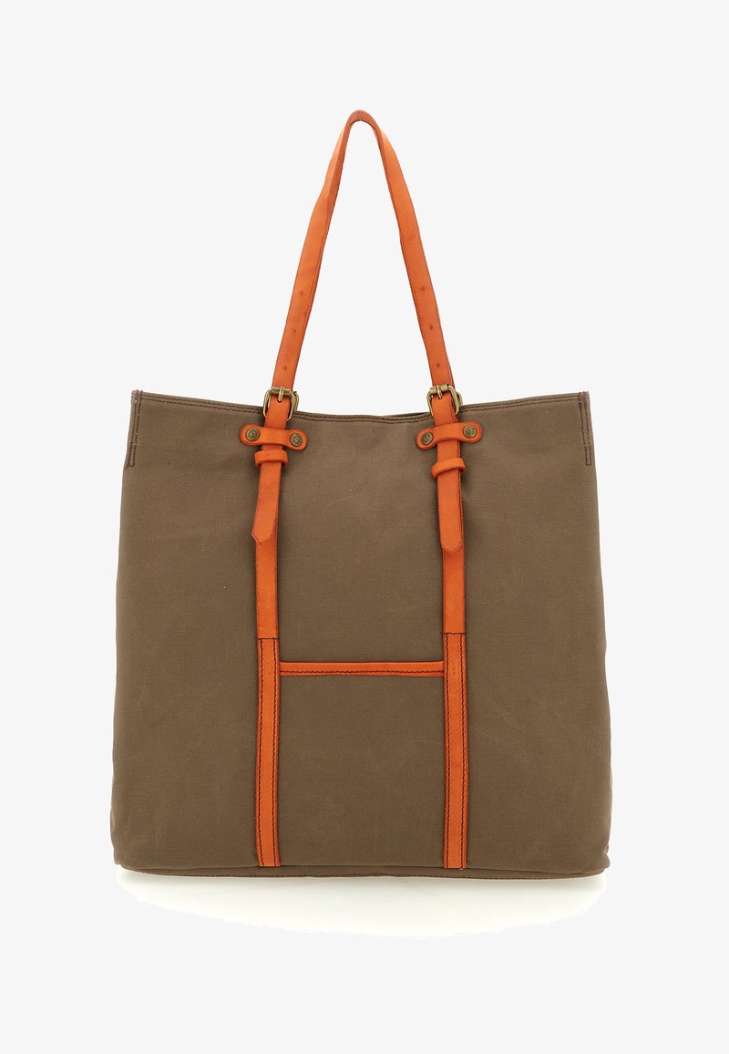 Borsa a tracolla in tela marrone con due lunghe cinghie in pelle arancione e dettagli in pelle arancione sulla parte anteriore e sulle maniglie.