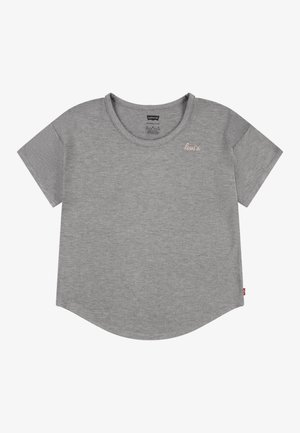 Sivá krátkosrstá tričko vyrobené z jemného materiálu, s okrúhlym výstrihom a jemným zakrivením v spodnej časti; obsahuje detail loga v ružovej farbe.