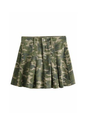 Mini-jupe plissée verte camouflage avec passants de ceinture, bouton à l'avant et fermeture éclair, présentée sur fond blanc.
