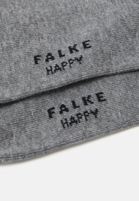 Siva pletena šalica s izvezenim natpisima "FALKE" i "HAPPY" u crnoj boji. Materijal izgleda mekano s teksturiranim finišem.