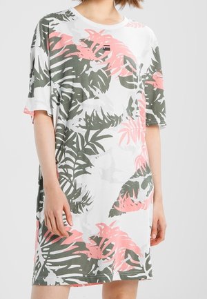 Witte jurk met korte mouwen en een oversized pasvorm, met grote groene en roze tropische bladeren als patroon.