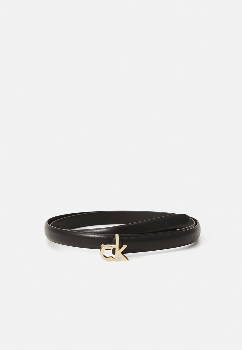 Ceinture en cuir noir avec une texture lisse, un design élégant, et un logo "ck" doré comme accent métallique. Aucun motif visible ni détail matériel.