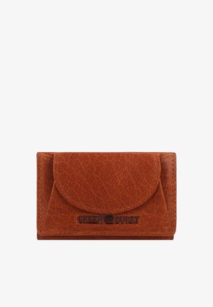 Bruine leren portemonnee met een ronde klep, gegraveerd logo en zichtbare stiksels. Compact rechthoekig ontwerp met een gestructureerde afwerking.