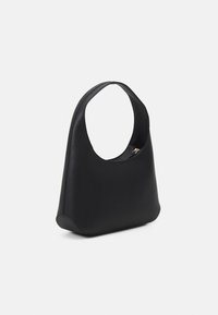 Czarna skórzana torebka na ramię z zakrzywionym uchwytem i zamkiem błyskawicznym na górze. Gładka tekstura, minimalistyczny design i zaokrąglona podstawa.