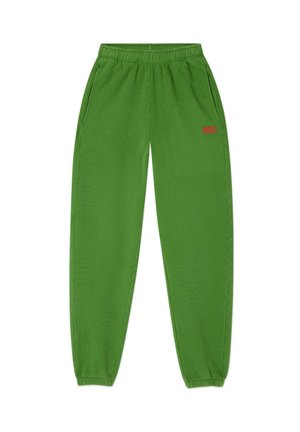 Pantalon de jogging vert en tissu doux, avec une coupe décontractée, une taille élastique, des poches latérales et un petit logo rouge.