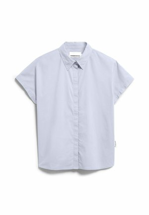 Hellblaues Kurzarmhemd mit Knopfleiste, spitzem Kragen, verdeckten Knöpfen und lockerem Sitz.
