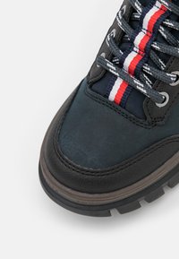 Tommy Hilfiger Šněrovací kotníkové boty - dark blue
