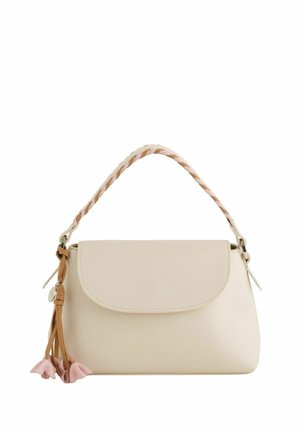 Kremowa torebka z plecionym dwukolorowym uchwytem i skórzaną frędzlą ozdobioną małymi różowymi zawieszkami w kształcie kwiatów.