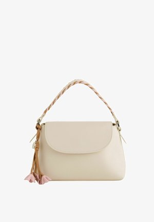 Sac à main couleur crème avec une anse tressée bicolore et un pompon en cuir décoré de petites breloques fleurs roses.
