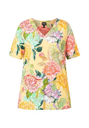 Geel T-shirt met korte mouwen en V-hals, bedrukt met een grote, kleurrijke bloemenprint in tinten roze, oranje, groen en wit.