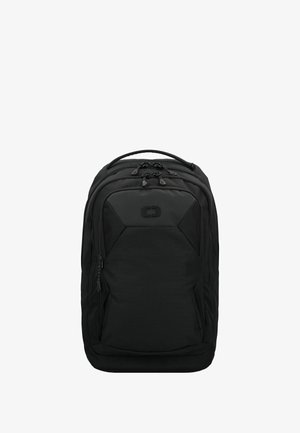 Zaino nero con svariati scomparti con zip e una maniglia di trasporto in cima, mostrato su uno sfondo bianco.