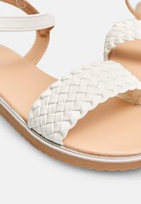 Bata Sandaalit nilkkaremmillä - bianco