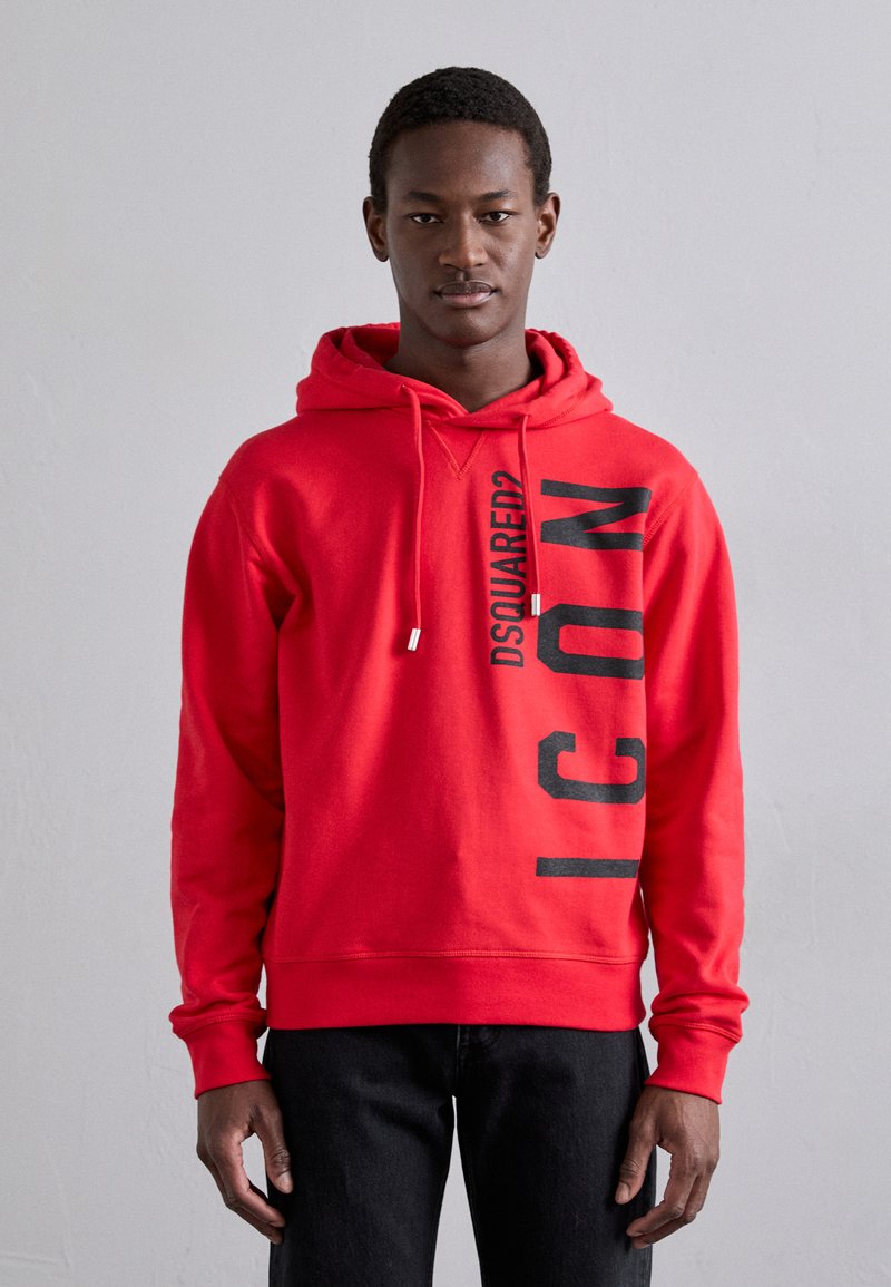 Sweat-shirt à capuche rouge en tissu doux, avec un grand imprimé noir "ICON" et le logo "DSQUARED2" à l'avant, et une coupe décontractée.
