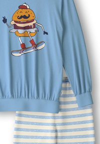 Lichtblauwe sweatshirt met een hamburgerkarakter graphic; elastische manchet. Coördinerende crèmekleurige en blauwe gestreepte broek met een elastische tailleband.