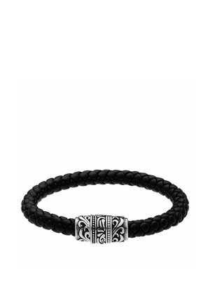 Schwarzes, geflochtenes Lederarmband mit einer kunstvoll verzierten Silberschließe mit eingravierten Mustern, präsentiert auf weißem Hintergrund.