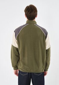 Pier One Forro polar - khaki