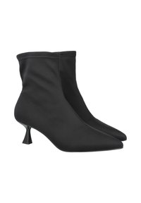 Botines negros hasta el tobillo con un diseño elegante y ajustado. Hechos de un material liso, presentan puntas puntiagudas y un tacón corto y grueso.