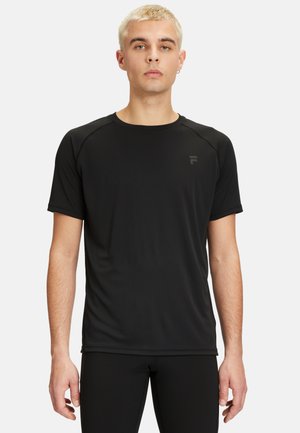 Svart atletisk t-shirt tillverkad av ett mjukt och lätt tyg. Har korta ärmar och en liten logotyp på vänster bröstparti.