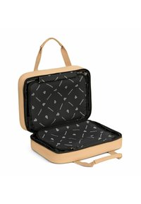 Bolsa rígida en color beige con forro interior negro que presenta un patrón de logotipos repetido. Cuenta con un asa superior y cierre de cremallera.