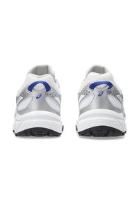 Chaussures de course en argent et blanc avec des accents bleus. Comprend des matériaux en maille et synthétiques, des semelles rembourrées et une semelle noire texturée.