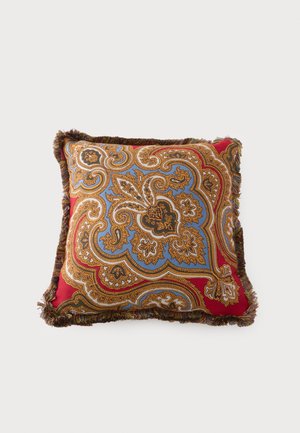 Cojín decorativo cuadrado con un intrincado patrón de cachemira en tonos dorado, azul y marrón sobre fondo rojo y bordes con flecos.