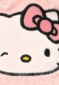 Tejido de felpa suave que presenta la cara de Hello Kitty con un lazo rosa, ojos negros, una nariz amarilla y una expresión de guiño sobre un fondo rosa claro.