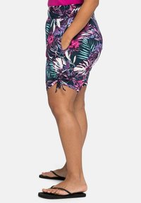 Blomster mønstrede shorts med blødt stof, elastisk talje, sidelommer og snøredetalje ved kanten.