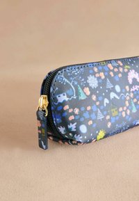 Szatnyitós ceruzatároló sötét szövetből, színes virág- és tájmintával. Arany színű kiegészítők és texturált felület egészítik ki a dizájnt.