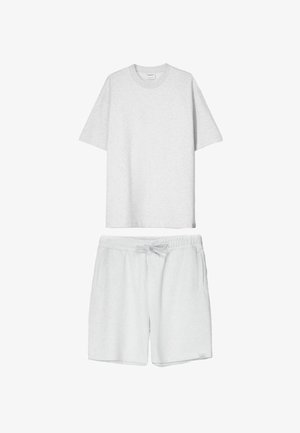 Lichtgrijs katoenen t-shirt met ronde hals en korte mouwen, gecombineerd met lichtgrijze shorts met trekkoord en zijzakken.