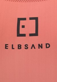 Korallenfarbenes Sportgewebe mit einer glatten Textur zeigt ein schwarzes Logo, das ein Quadrat und den Text "ELBSAND" darunter enthält.